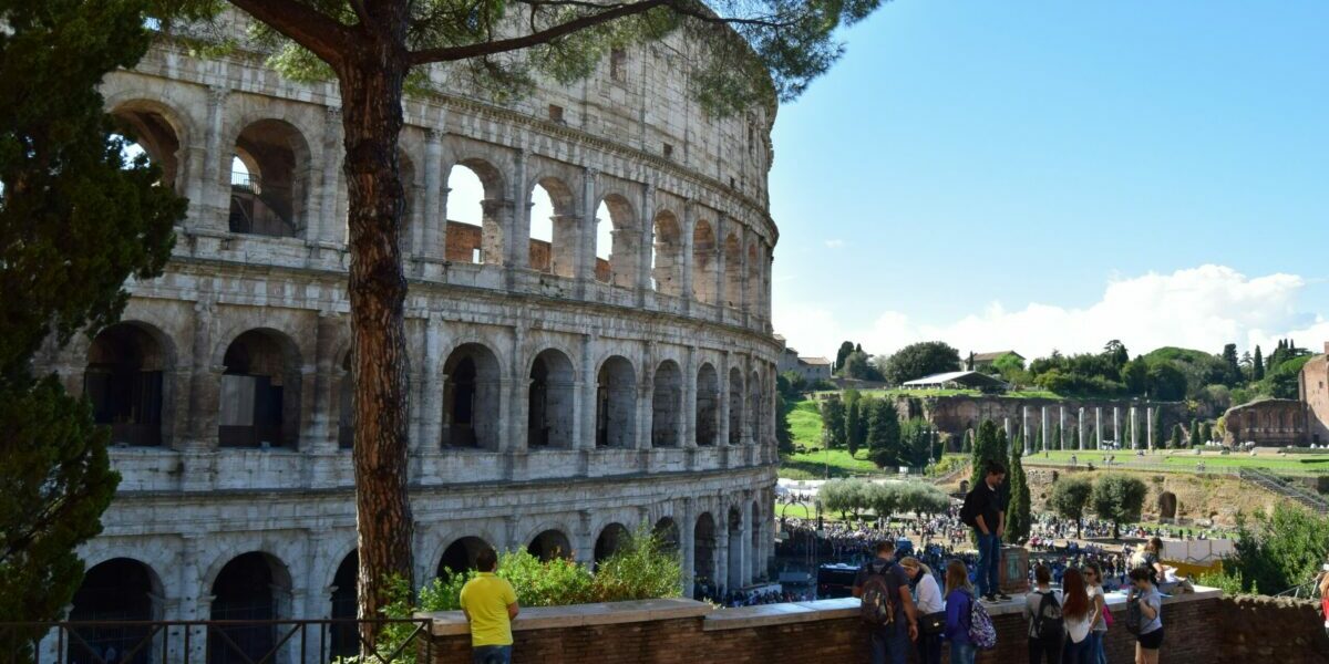 Colisée arbres - Les Escapades à Rome