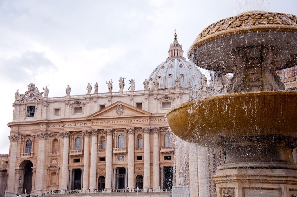 Vatican et sa fontaine - les Escapades à Rome