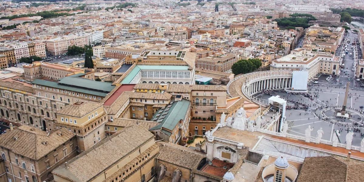 Place Saint-Pierre et vue sur les toits de Rome- Les Escapades à Rome