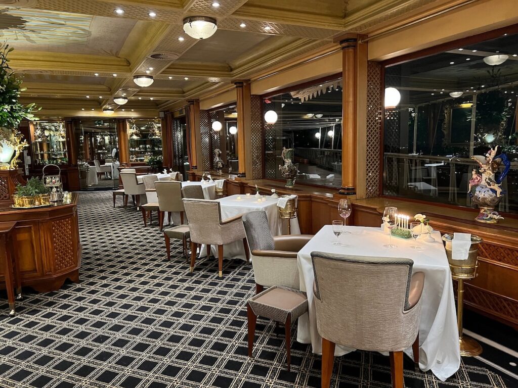 Splendide intérieur du restaurant la Pergola - Les Escapades à Rome