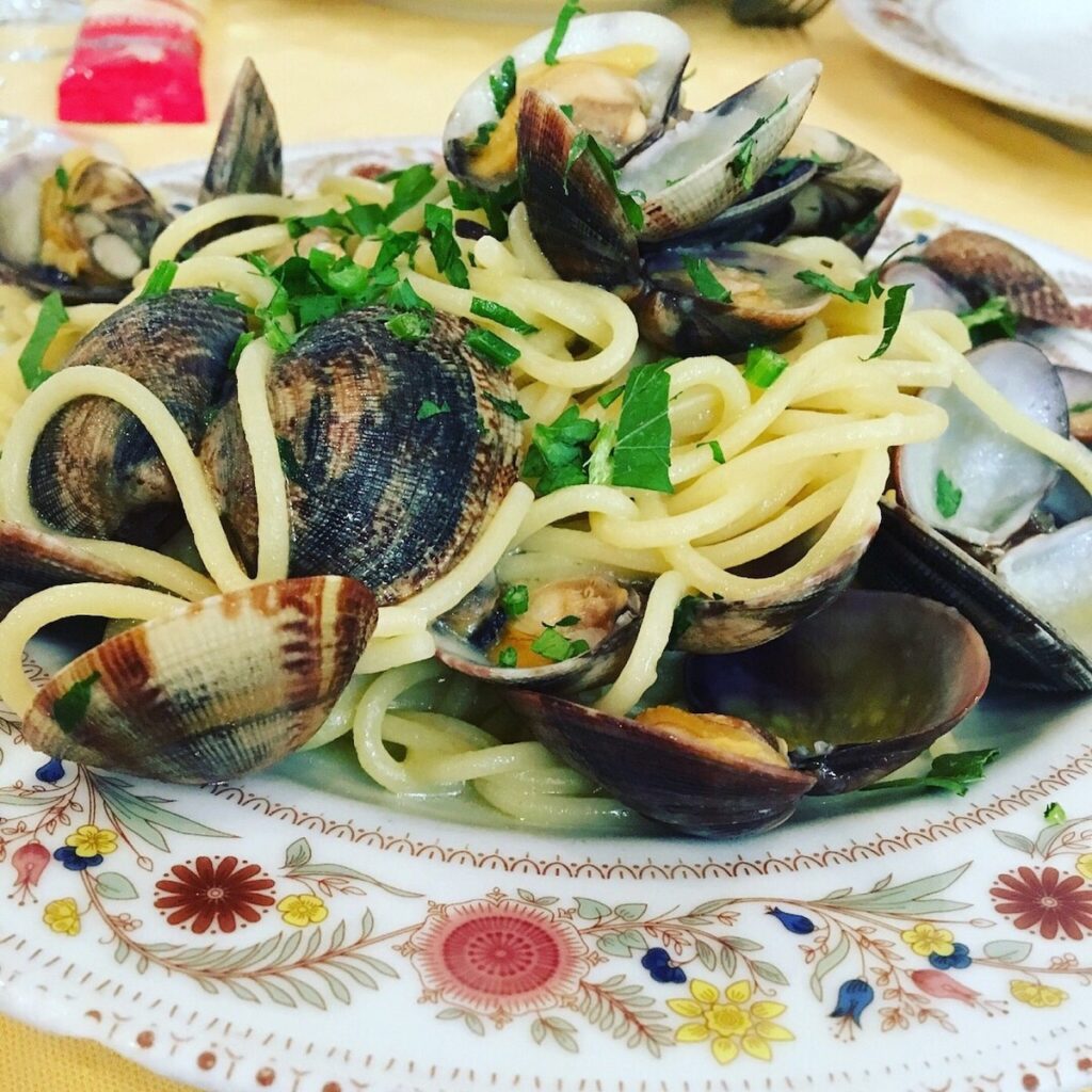 Assiette de fruits de mer avec des pâte au basilic - Les Escapades à Rome