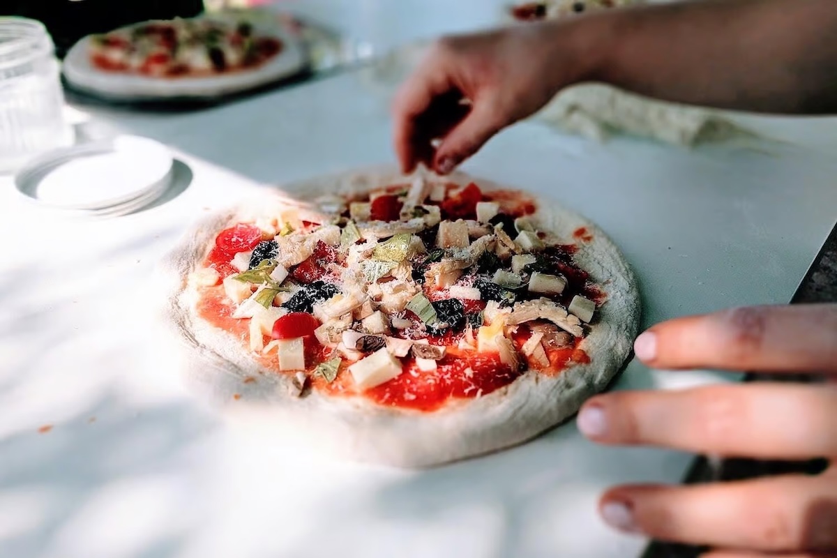 Préparation d'une pizza - Les Escapades à Rome