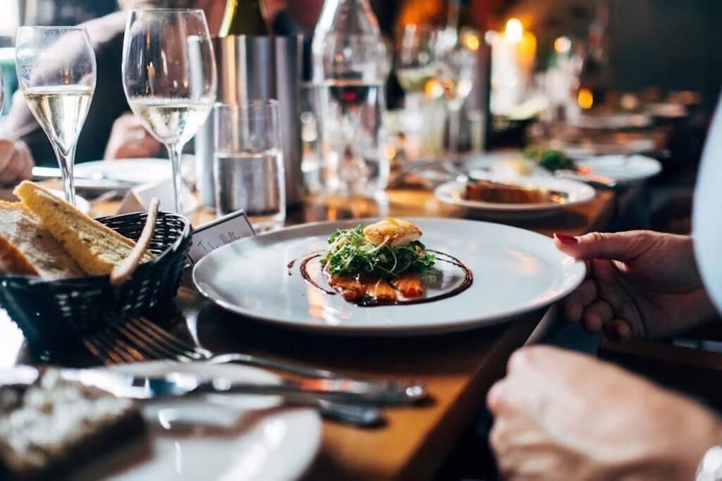 Assiette sur une table - Les Escapades à Rome