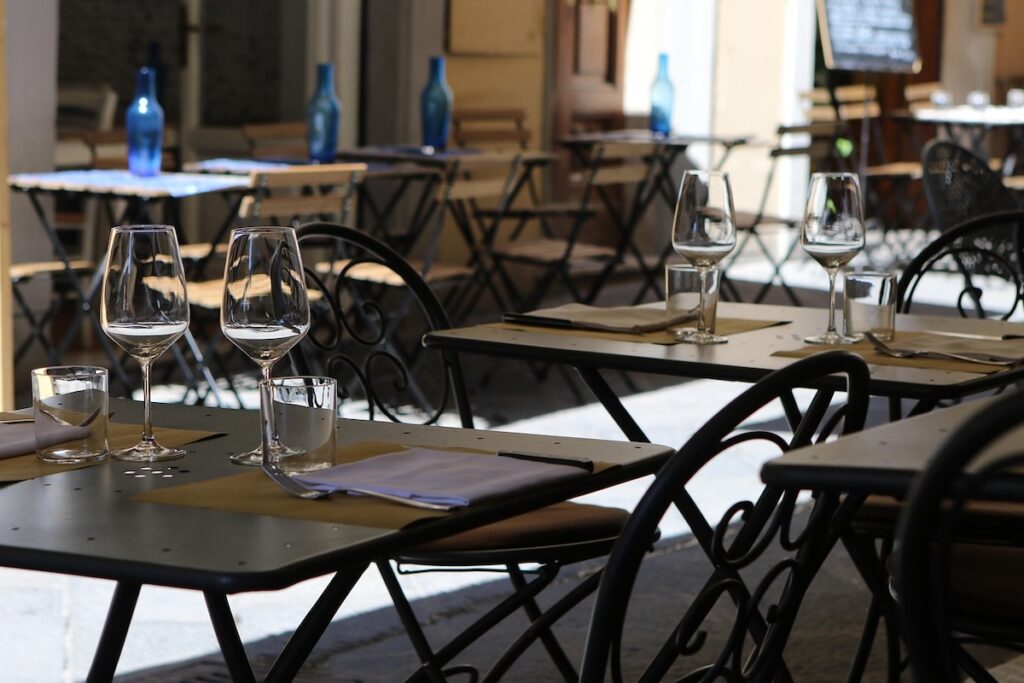 Tables dressées pour la terrasse du restaurant - Les Escapades à Rome