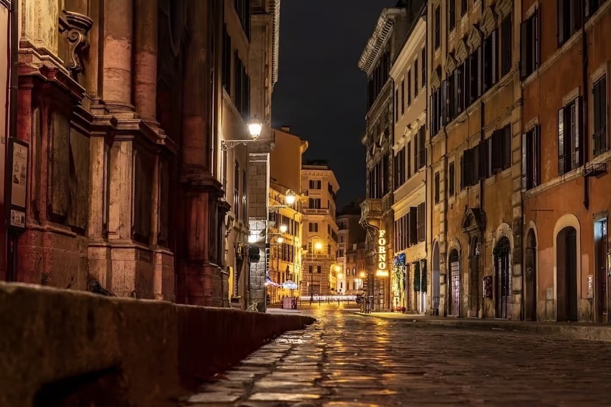 Ruelle de Rome de nuit - Les Escapades à Rome