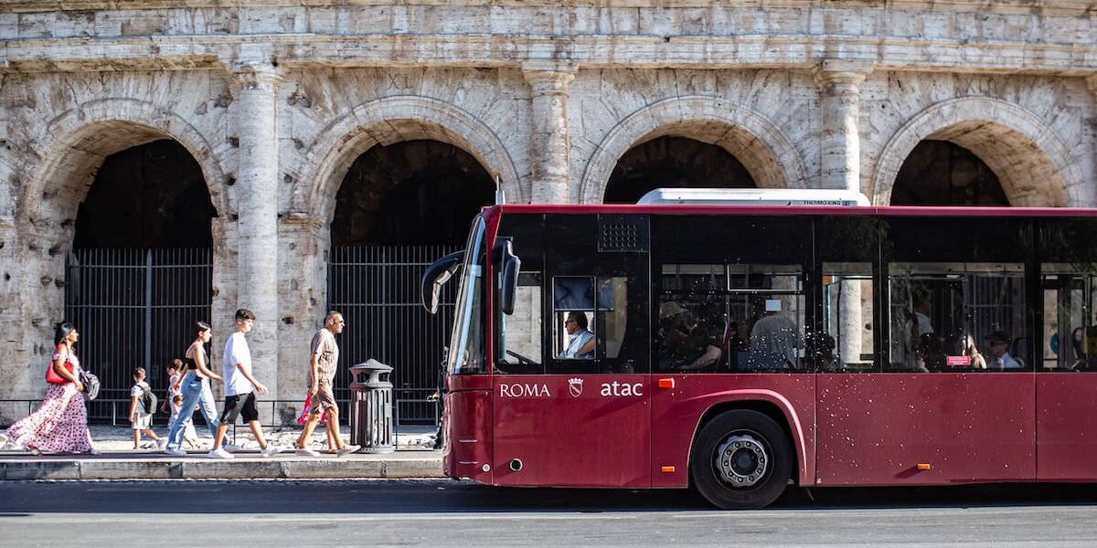 Bus compagnie ATAC Bus de la compagnie ATAC proche du Colisée - Les Escapades à Rome