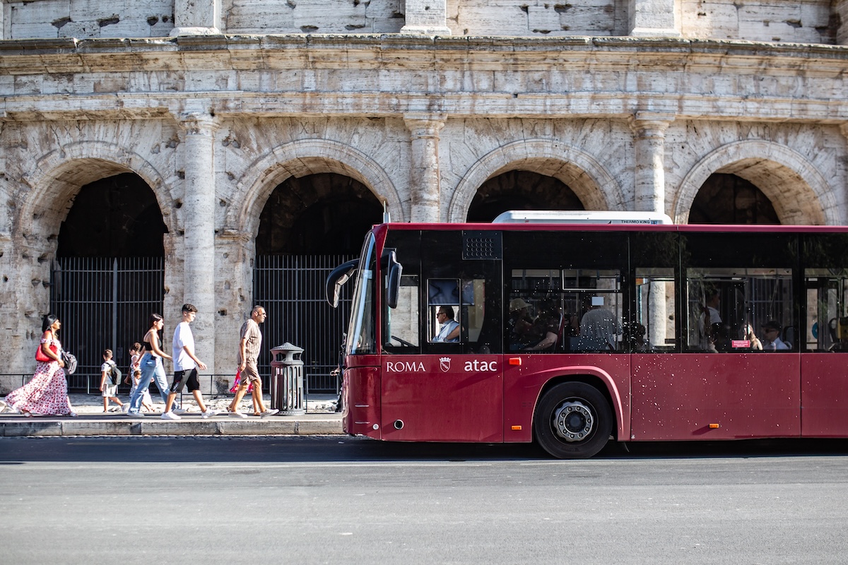 Bus de la compagnie ATAC proche du Colisée - Les Escapades à Rome