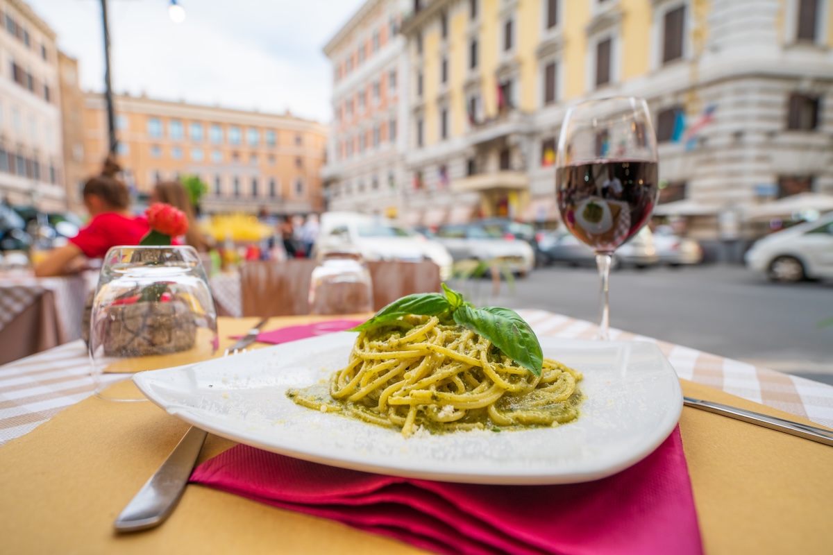 Pâtes pesto avec un verre de vin dans Rome - Les Escapades à Rome