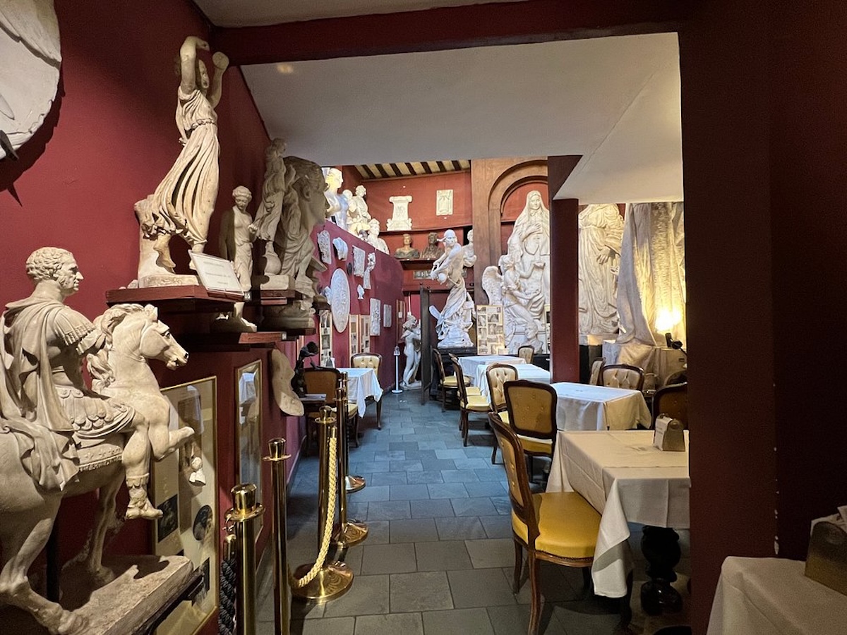 Restaurant Canova rempli de statues - Les Escapades à Rome