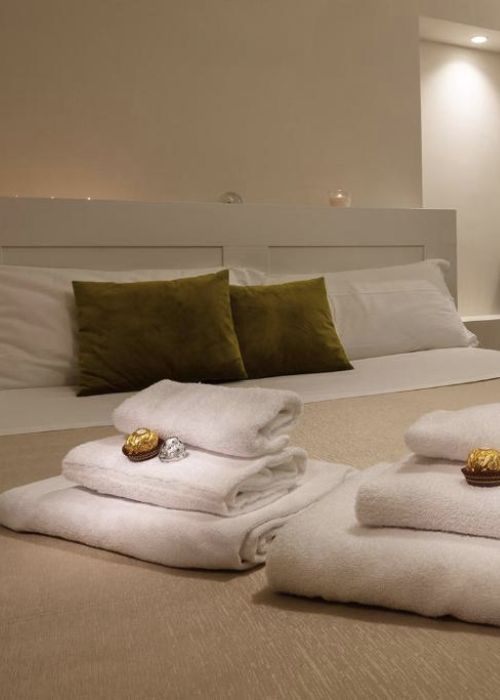 Lit avec serviettes dans une chambre de l’Hôtel Tula Inn à Rome - Escapade à Rome